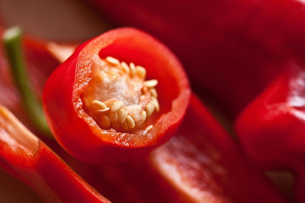 wellhealthorganic.com:red-chilli-you-should-know-about-red-chilli-uses-benefits-side-effects